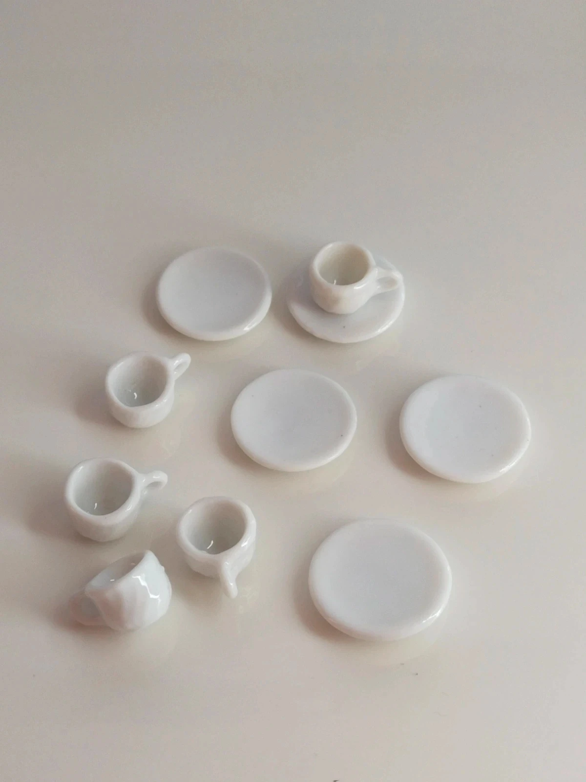 Vaisselle miniature 5 tasses + 5 assiettes en porcelaine Lot n°6771